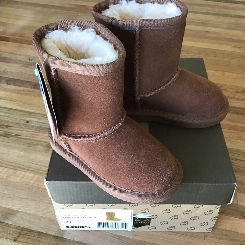 Lamo NWT NWB toddler fur boots.